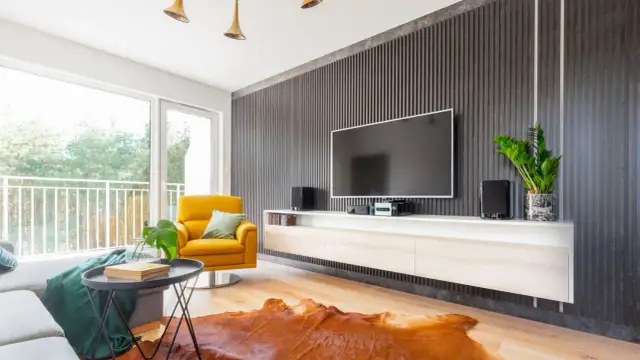 Salon z charakterem: Jak udekorować ścianę? Trendy i porady eksperta