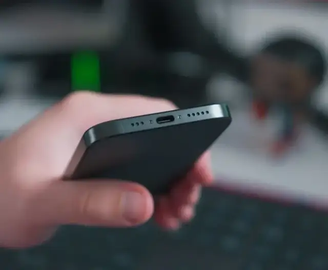 Najlepsza ładowarka do iPhone 15 Pro Max – uniknij słabego ładowania