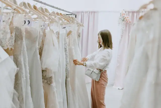 Sprzedaż sukni ślubnej Wrocław: Komisy, online, jak zarobić?
