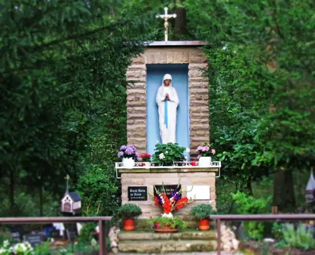 Jak zrobić kapliczkę w ogrodzie – prosty poradnik krok po kroku dla każdego