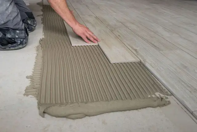 Czy tynkować pod glazurę? Praktyczny poradnik kładzenia płytek od podstaw