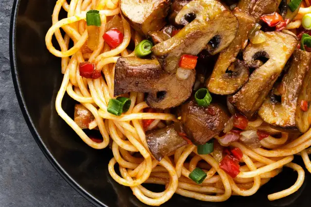 Szybkie i zdrowe spaghetti z boczniakami - idealne dla wegetarian