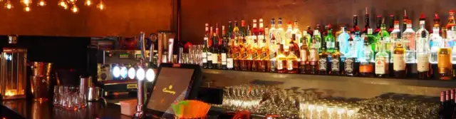 Ile zarabia barman w Warszawie? Zaskakujące fakty o wynagrodzeniach