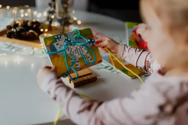Najlepsze prezenty na święta dla dzieci w szkole, które zachwycą każdego