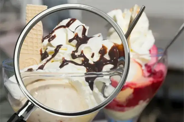 Ile kalorii ma gałka lodów? Zaskakujące różnice między smakami