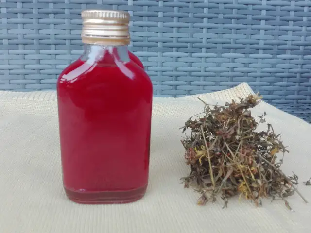 Olejek z dziurawca na co? Poznaj skuteczne zastosowania i korzyści