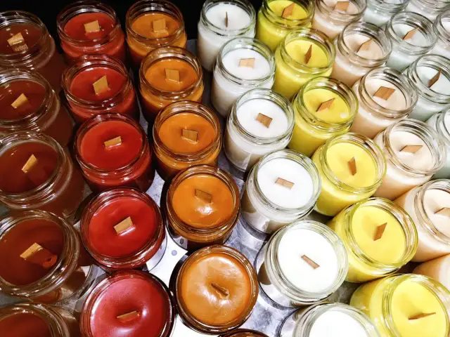 Świeczka pachnąca jak Harry Styles – odkryj zapach, który zachwyca