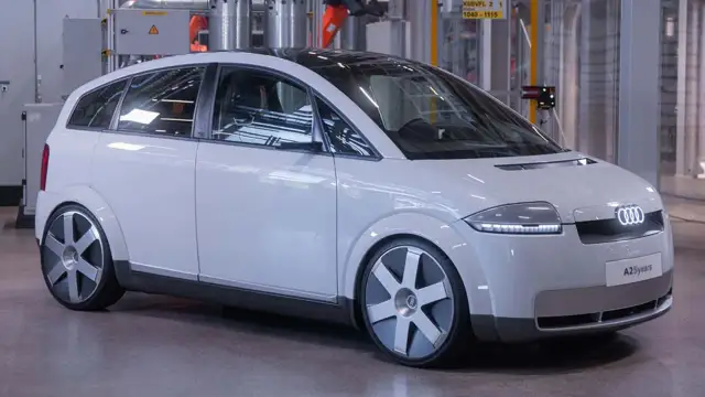 Białe Audi A2 z unikalnymi felgami i podświetlanym logo Audi.