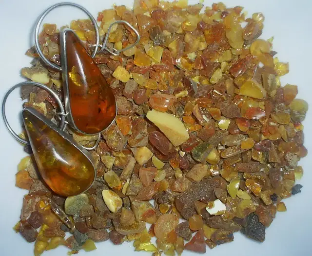 Jak wygląda bursztyn prosto z morza? Zaskakujące cechy naturalnego kamienia