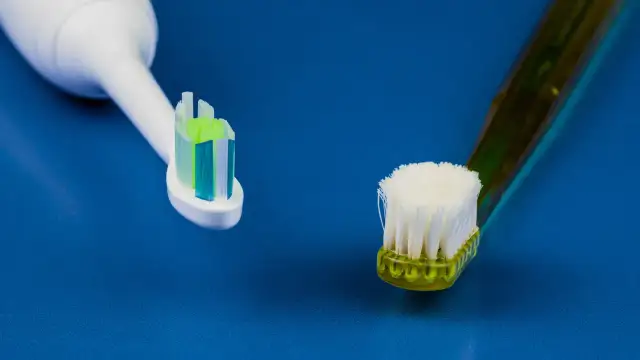 Szczoteczka soniczna vs elektryczna vs manualna: Którą wybrać?