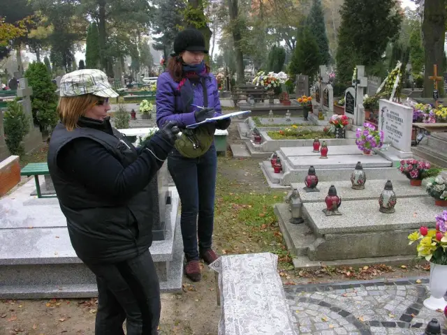 Jak sprawdzić datę pogrzebu w Brzegu i uniknąć nieporozumień