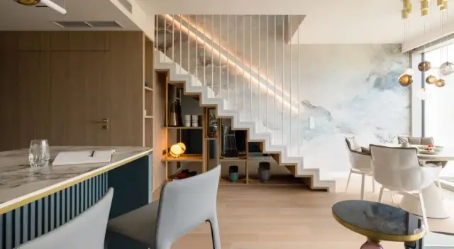 Jak zabudować wnękę pod schodami? Pomysły na funkcjonalne aranżacje