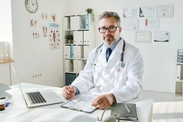 Urolog czy nefrolog? Jak wybrać właściwego lekarza?