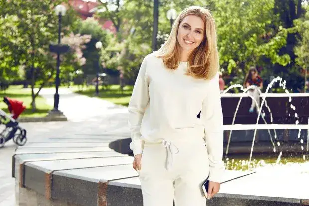 Jak stylizować biały dres na różne okazje - inspiracje i porady