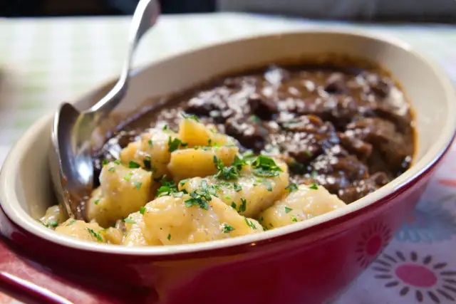 Jak zrobić gulasz z dzika – prosty przepis na wyjątkowe danie