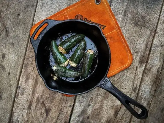 Jaka patelnia na ognisko sprawdzi się najlepiej? Porównanie i praktyczne porady