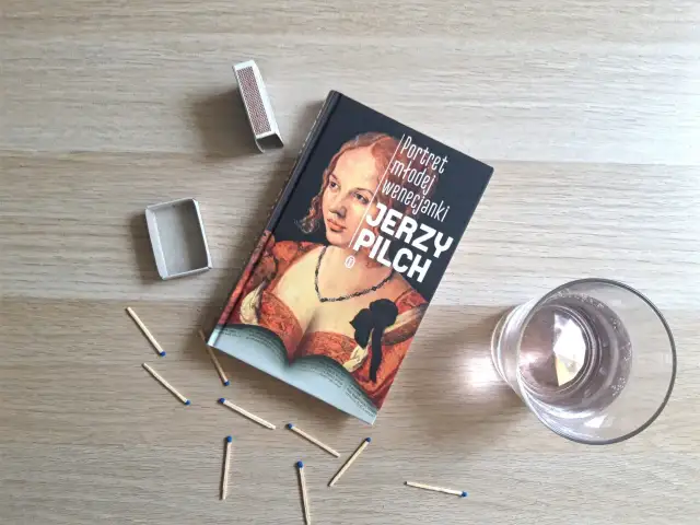 Portret młodej wenecjanki" Jerzego Pilcha, otoczony zapałkami i pustym pudełkiem, czeka na zapalenie iskry czytelniczej.