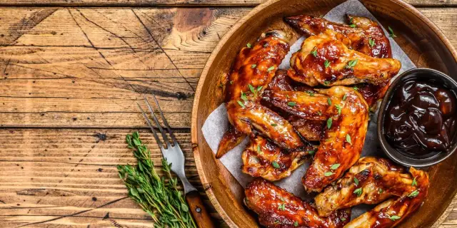 Jak zrobić skrzydełka na obiad: proste przepisy, które zachwycą