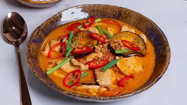Aksamitne curry po tajsku z kurczakiem, bakłażanem, pomidorkami i ostrą papryczką.