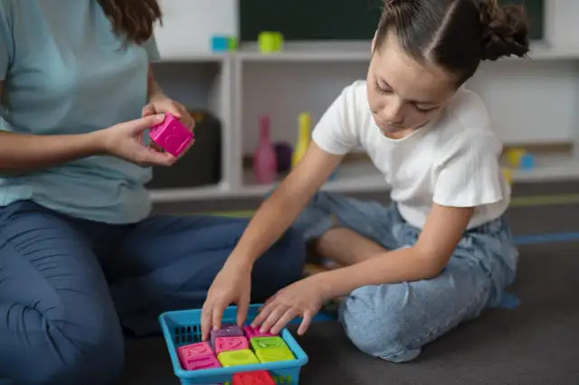 Zaburzenia sensoryczne u dzieci: objawy, diagnoza, terapia SI i wsparcie