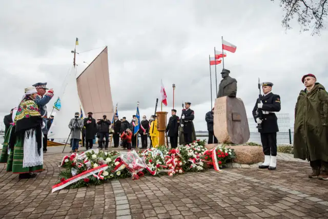 Gdzie Bałtyk szepcze historie? Pomniki ludziom morza w Polsce