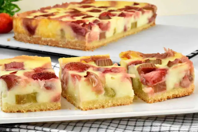 Szybkie ciasto z truskawkami, które zachwyci Twoich gości w chwilę