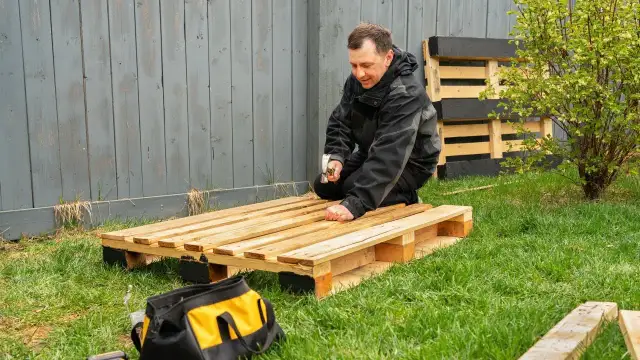 Jak zrobić z palet meble ogrodowe - krok po kroku do pięknego ogrodu