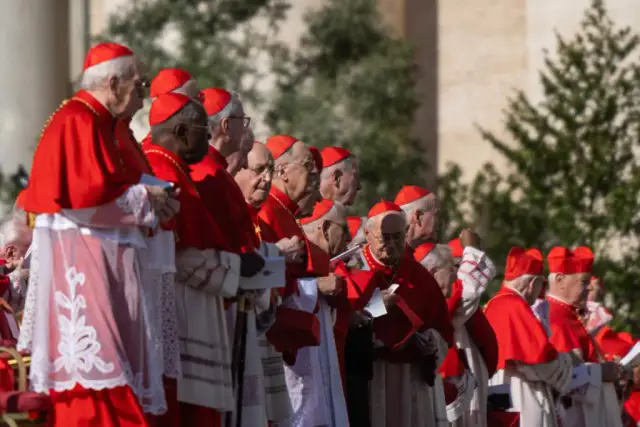 Aktualna liczba kardynałów w Kościele: kto ma prawo wybierać papieża?