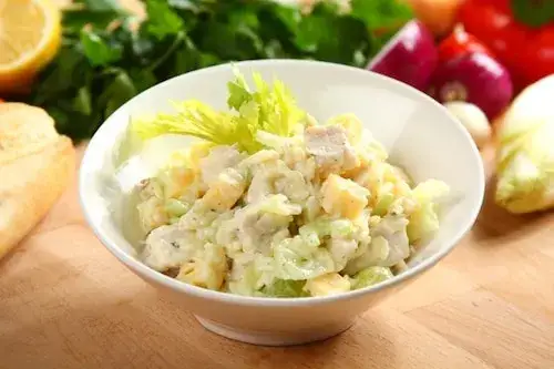 Jak zrobić sałatkę z kurczakiem - prosty przepis na pyszne danie