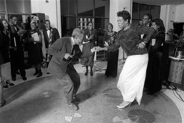 Dlaczego ptak w klatce śpiewa - symbolika i przesłanie książki Mai Angelou