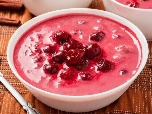 Jak ugotować zupę wiśniową – prosty przepis na letnią rozkosz