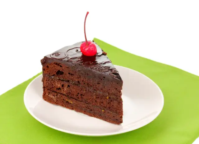 Ile kalorii ma tort czekoladowy? Sprawdź, jak to policzyć!