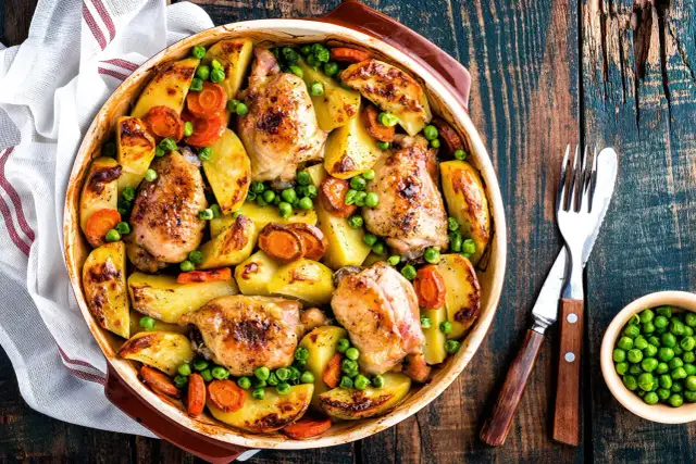 Pyszne pieczone udka kurczaka z ziemniakami, marchewką i groszkiem. Idealne na dietę bezglutenową przepisy.