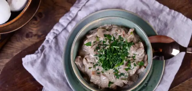 Jak zrobić sos pieczarkowy? Kremowy przepis krok po kroku!