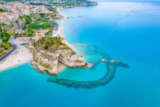 Tropea, Włochy – jedno z najciekawszych miejsc na świecie. Klif z jaskinią, plaża i turkusowe morze.