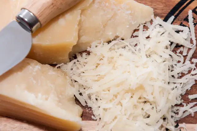 Parmezan ile waży - odkryj, ile użyć w przepisach i diecie