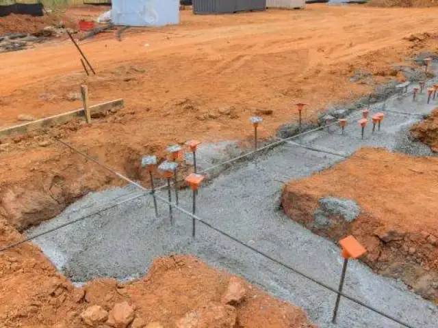 Jaki fundament pod ogrodzenie zapewni trwałość i stabilność?