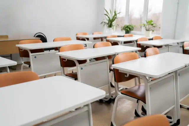 Puste ławki i krzesła w szkole podstawowej. Ile dni dyrektorskich minęło od ostatniej lekcji?
