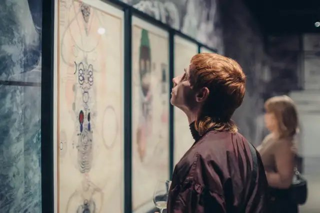 Odwiedzający podziwia abstrakcyjne dzieła w muzeum sztuki nowoczesnej w Budapeszcie.