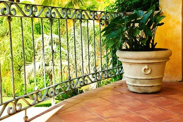 Z czego balustrady na balkon? Porównanie materiałów i ich zalet