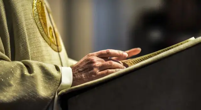 Jak wygląda ksiądz? Odkryj tajemnice stroju i wyglądu duchownego