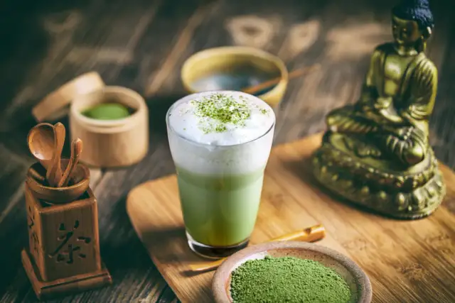 Jak pić matcha, aby wydobyć z niej pełnię smaku i korzyści