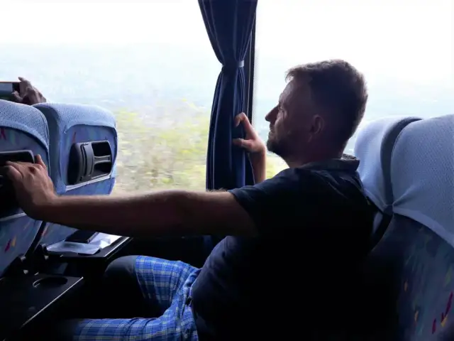 Jak spać w autokarze: sprawdzone sposoby na wygodny sen w podróży