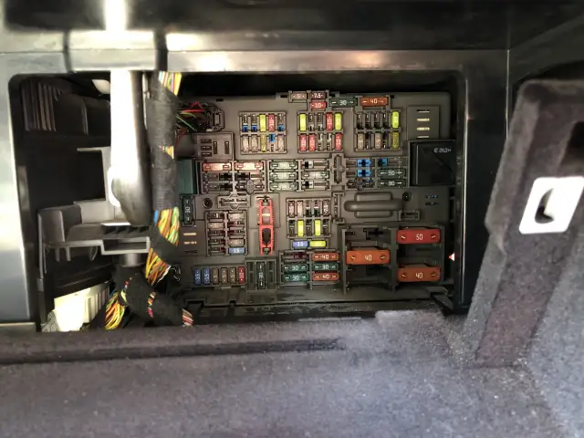 Gdzie są bezpieczniki bmw e90? Znajdź je szybko i łatwo