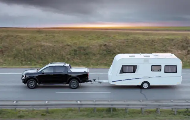 Naczepa vs Przyczepa: Kluczowe różnice, które musisz znać