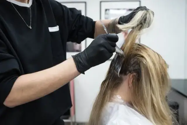 Ile kosztuje farbowanie odrostów u fryzjera? Zobacz ceny i porady