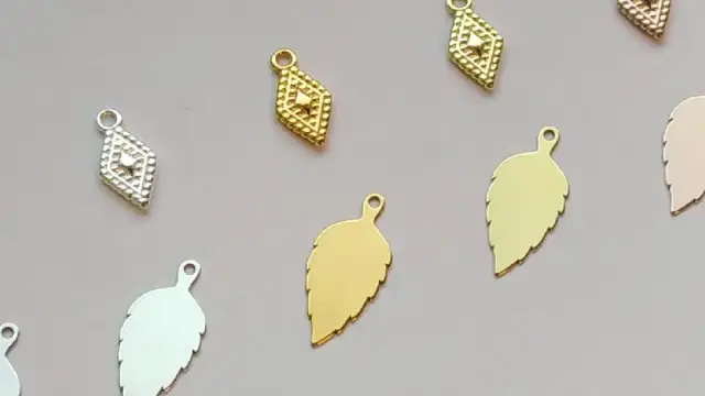 Pozłacanie biżuterii: Metody, koszty i jak dbać o blask