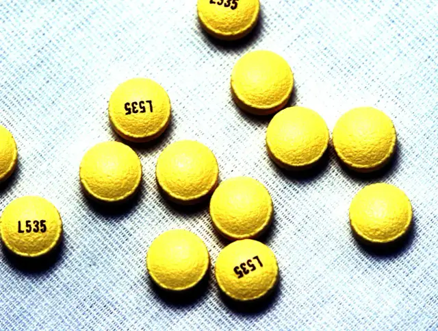 Kilka żółtych tabletek z napisem L535 na białym tle.
