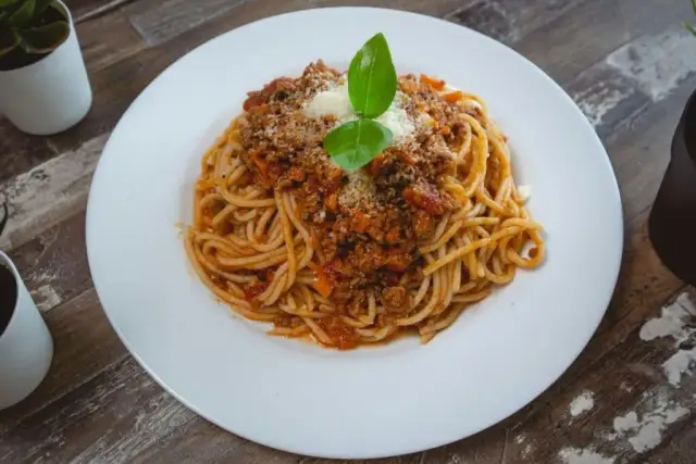 Jak bezpiecznie pasteryzować sos do spaghetti z mięsem mielonym – krok po kroku