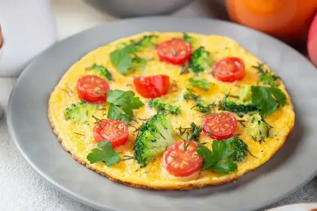 Omlet z 2 jajek: Ile ma kalorii? Sekrety fit wersji!